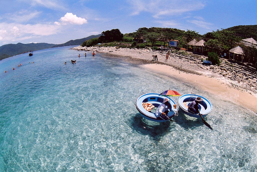 Discover Nha Trang Bay by speedboat